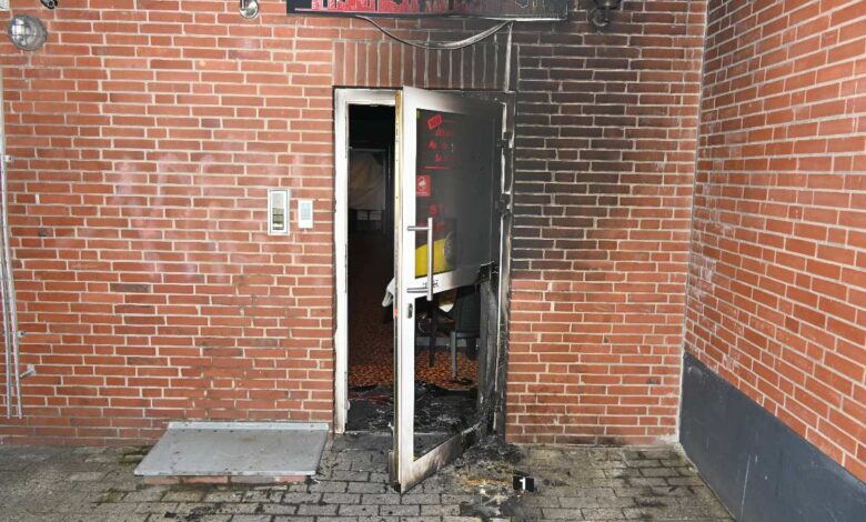 Brandstelle an Eingangstür sichtbar