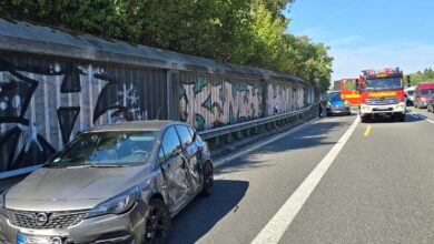 Unfallauto an der Autobahn, Feuerwehr eingetroffen.
