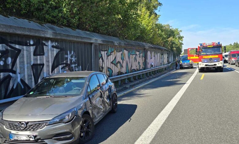 Glück im Unglück: PKW-Fahrer nach Unfall mit LKW im Horster Dreieck unverletzt 9 Unfallauto an der Autobahn, Feuerwehr eingetroffen.