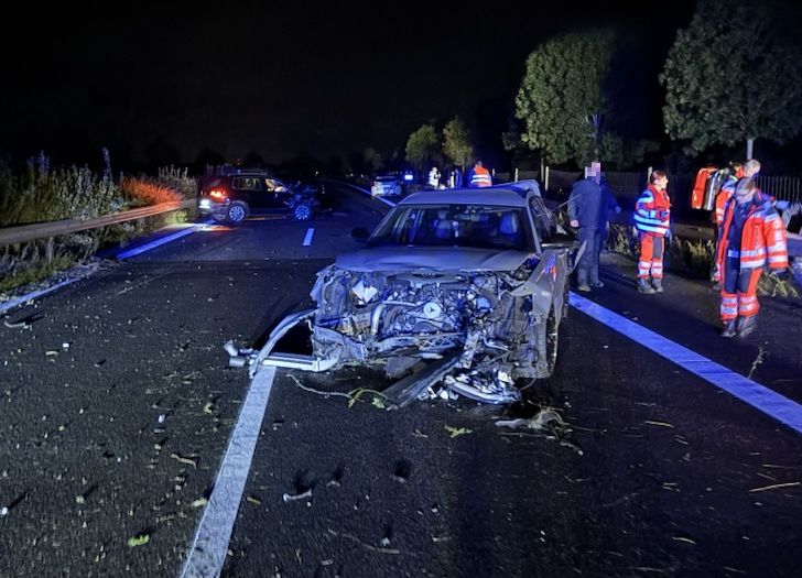 Schwerer Autounfall bei Nacht