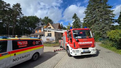 Feuerwehr und Rettungswagen vor Haus