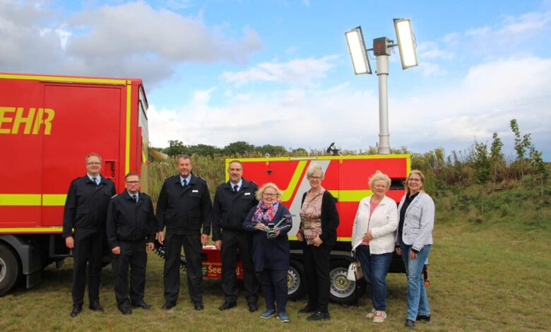 Seevetal stärkt Feuerwehr mit Drohne und Lichtmastanhänger für schnelle Hilfe im Ernstfall 8 Feuerwehrleute und Bürger bei Veranstaltung