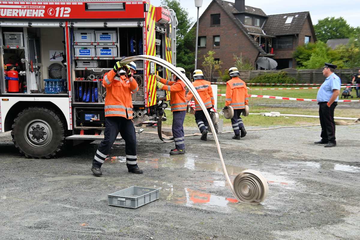 Feuerwehr-Topteams zeigen ihr Können beim Kreisfeuerwehrtag in Tostedt 1 Feuerwehrleute bei der Übung
