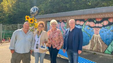 Feierliche Veranstaltung mit Sonnenblumen.