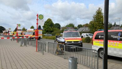 Rettungswagen stehen an Bushaltestelle.