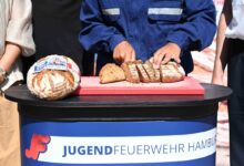 Brot wird von Feuerwehr geschnitten.