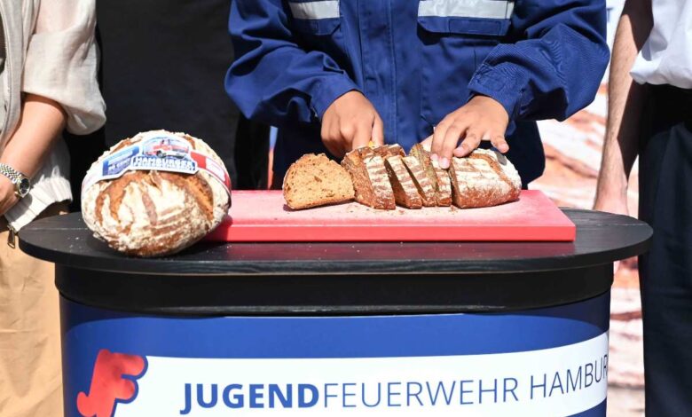 Brot wird von Feuerwehr geschnitten.