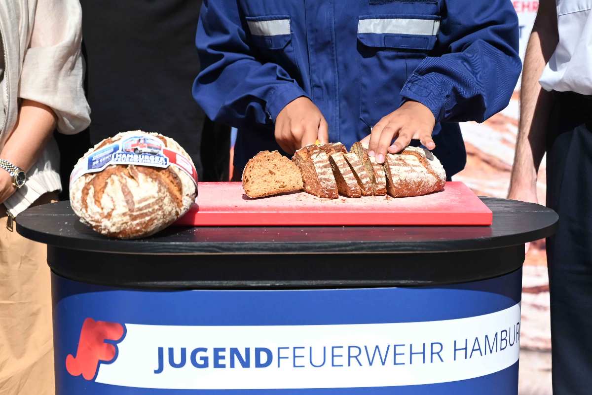 Brot wird von Feuerwehr geschnitten.