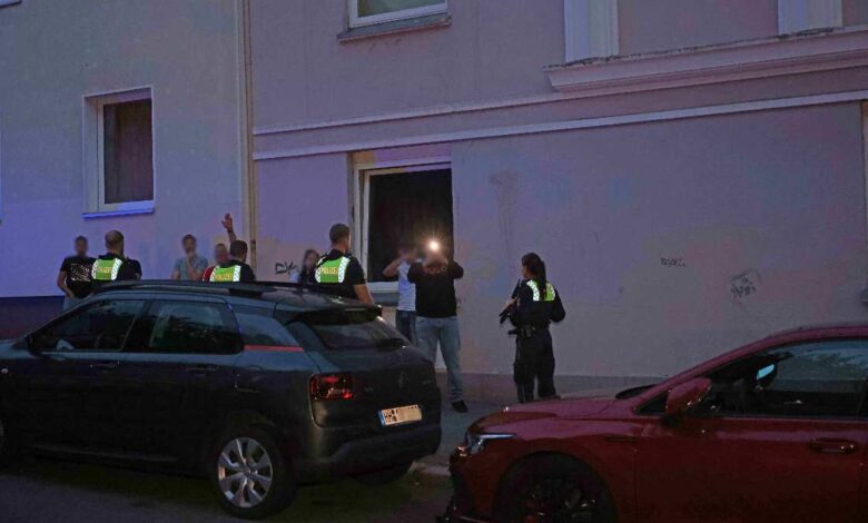 Polizeieinsatz in Eißendorf: Schwer bewaffnete Gruppen treffen aufeinander 3 Polizei verhindert Auseinandersetzung, Menschenmenge