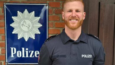 Polizist vor Polizeistation in Deutschland.