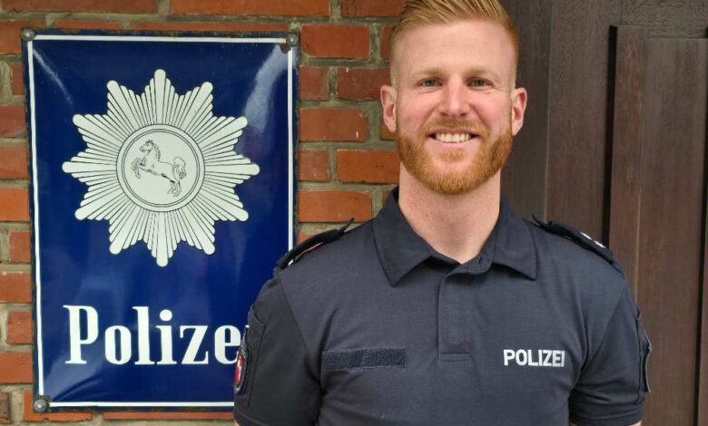Polizist vor Polizeistation in Deutschland.