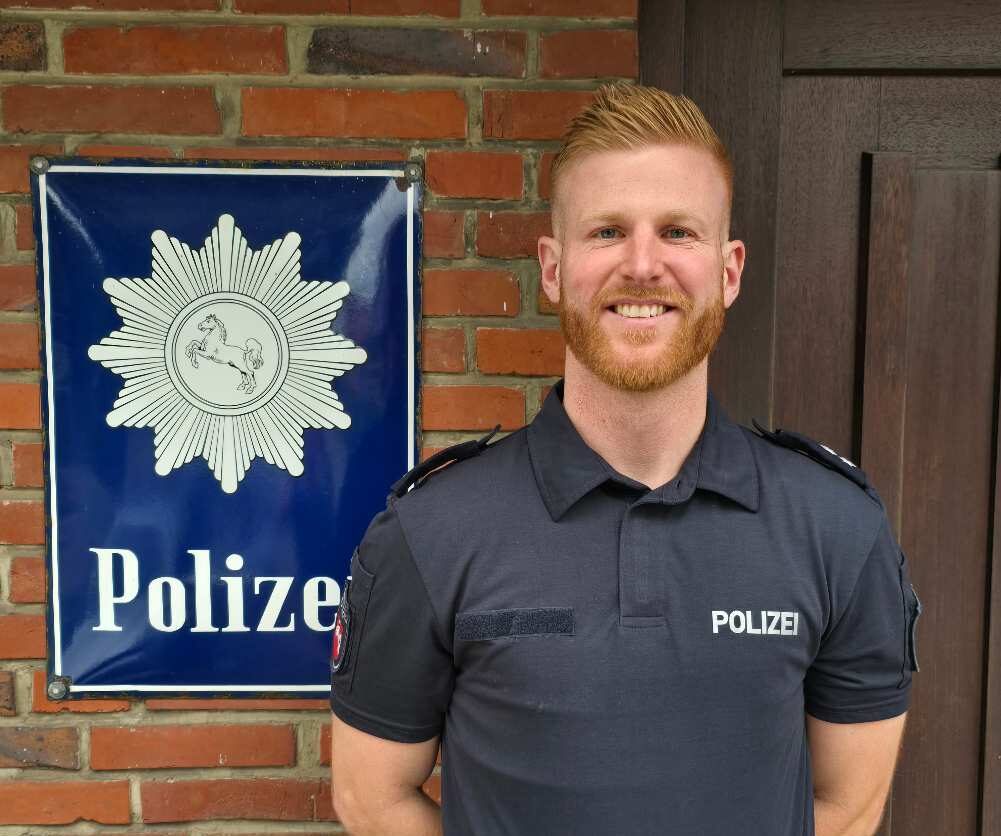 Polizist vor Polizeistation in Deutschland.