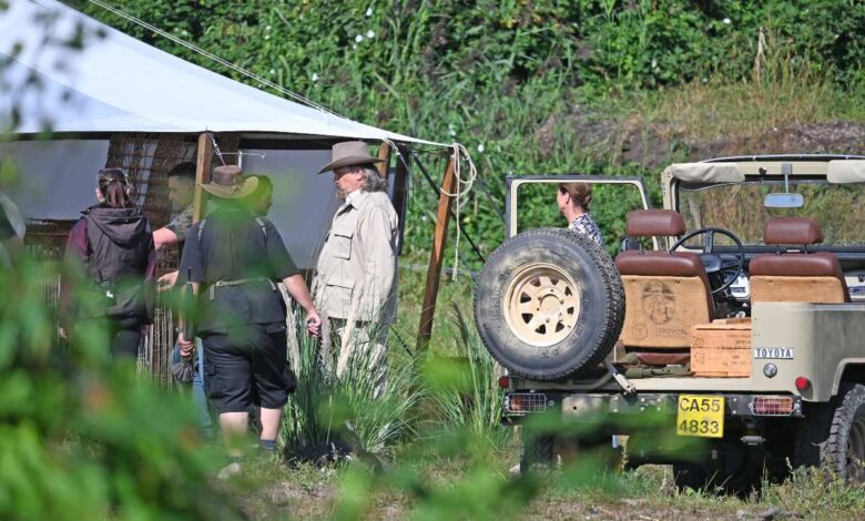 Menschen im Freien, Zelt und Fahrzeug