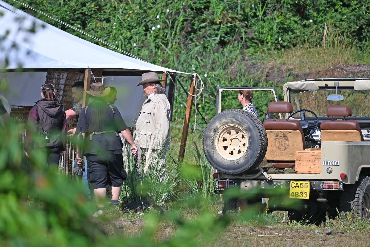 Menschen im Freien, Zelt und Fahrzeug