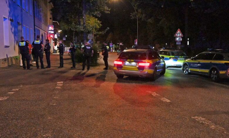 Familienstreit in Heimfeld eskaliert – Polizei setzt Spezialeinheit und Diensthund ein 8 Polizei bei nächtlichem Einsatz vor Ort