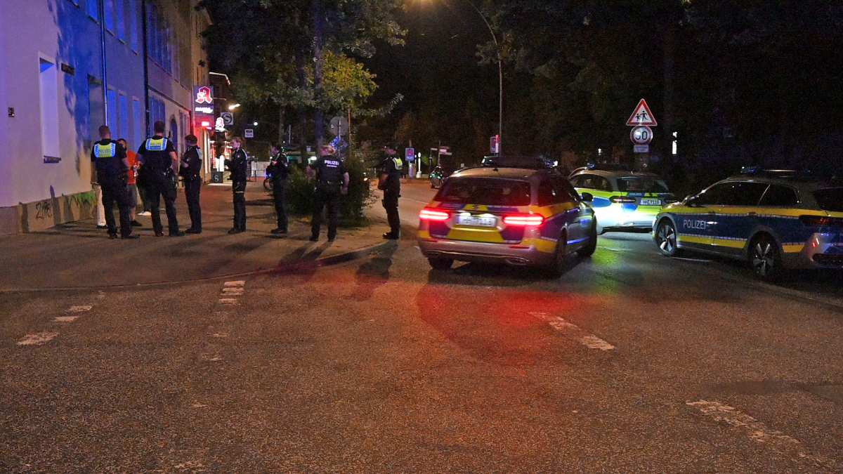 Polizei bei nächtlichem Einsatz vor Ort
