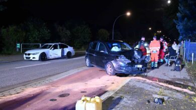 Autounfall bei Nacht, Rettungskräfte vor Ort