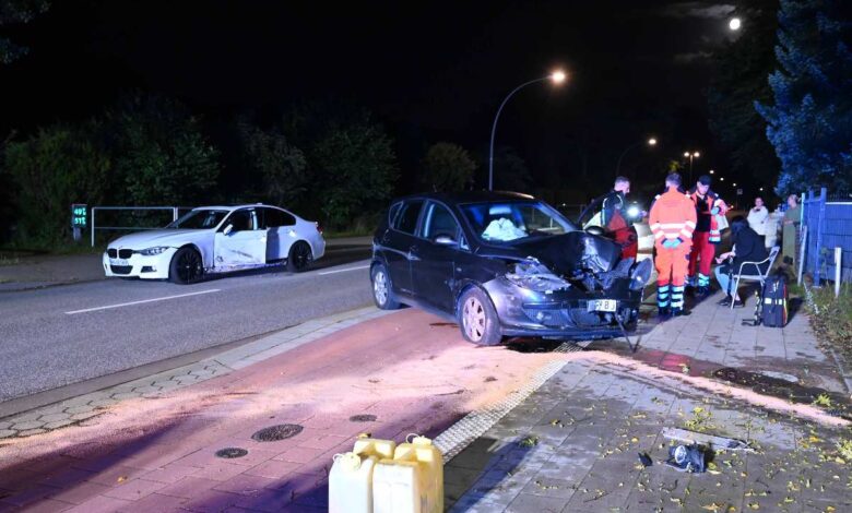 Betrunken, barfuß und ohne Führerschein: Fahrerin kracht in Baum und verletzt sich schwer 10 Autounfall bei Nacht, Rettungskräfte vor Ort