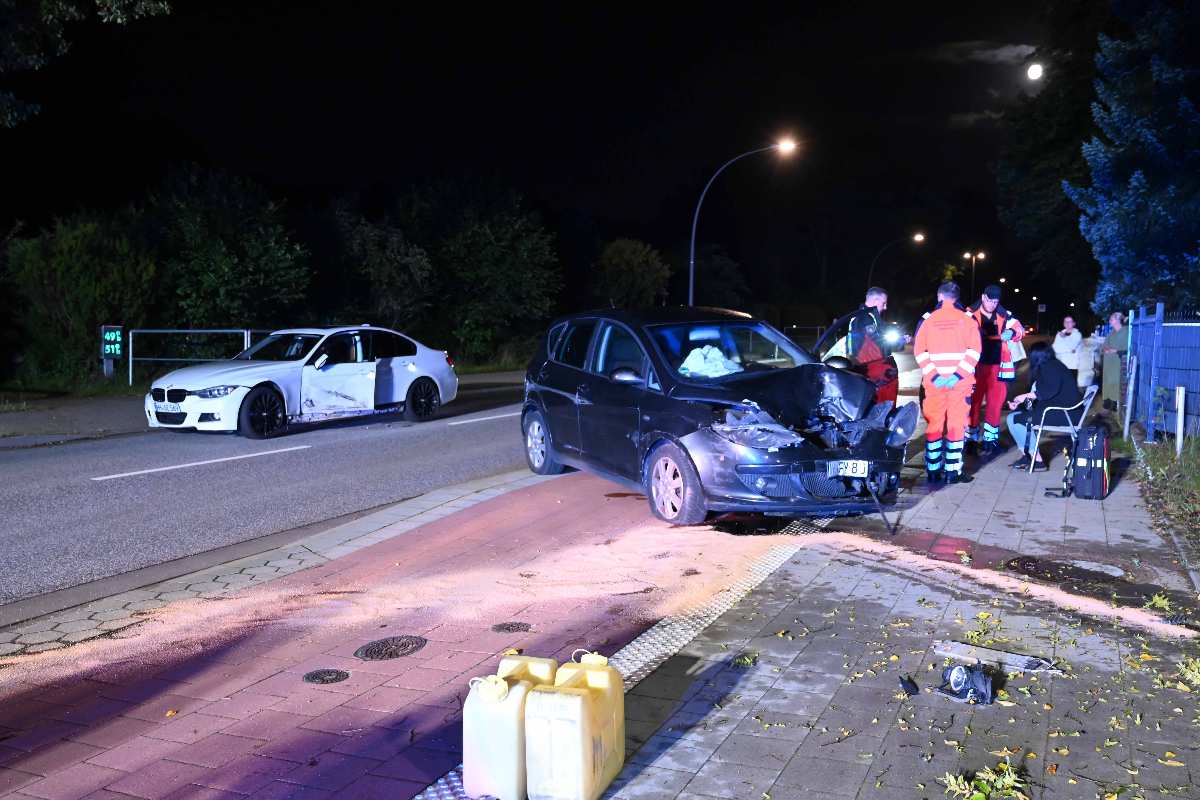 Autounfall bei Nacht, Rettungskräfte vor Ort