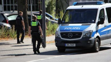 Polizei im Einsatz auf der Straße.