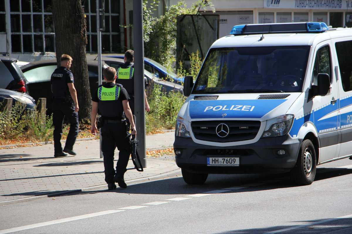Polizei im Einsatz auf der Straße.