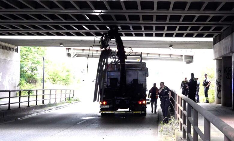 Lkw unter Brücke mit Polizei