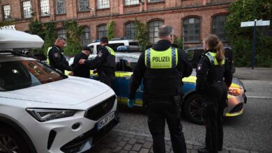 Polizei bei einer Kontrolle im Stadtgebiet.