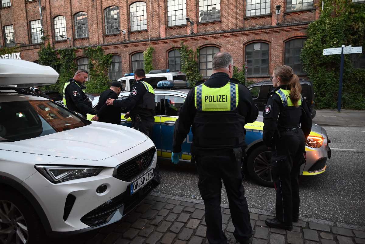 Polizei bei einer Kontrolle im Stadtgebiet.