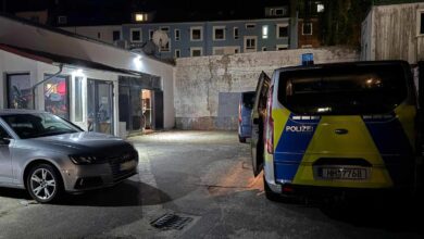 Polizeiaktion in dunklem Hinterhof