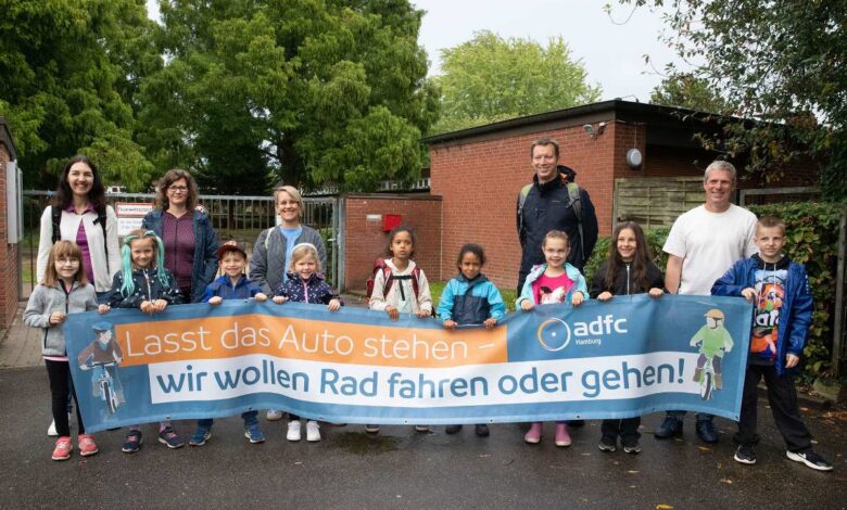 Gruppenfoto mit Banner für Radfahren