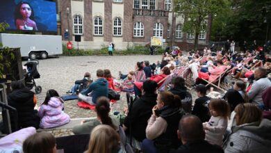Menschen schauen gemeinsam einen Film.