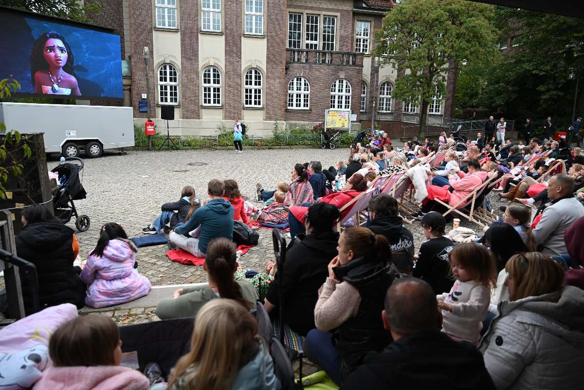 Menschen schauen gemeinsam einen Film.