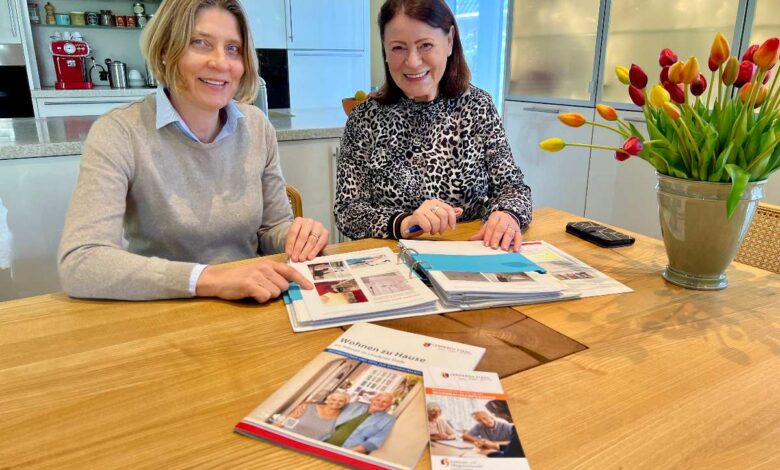 Zwei Frauen bei Wohnberatungsgespräch.