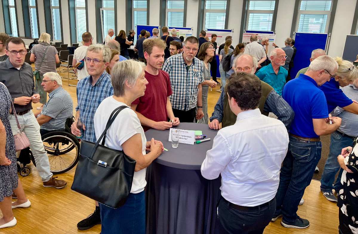 Menschen diskutieren an einem Tisch.