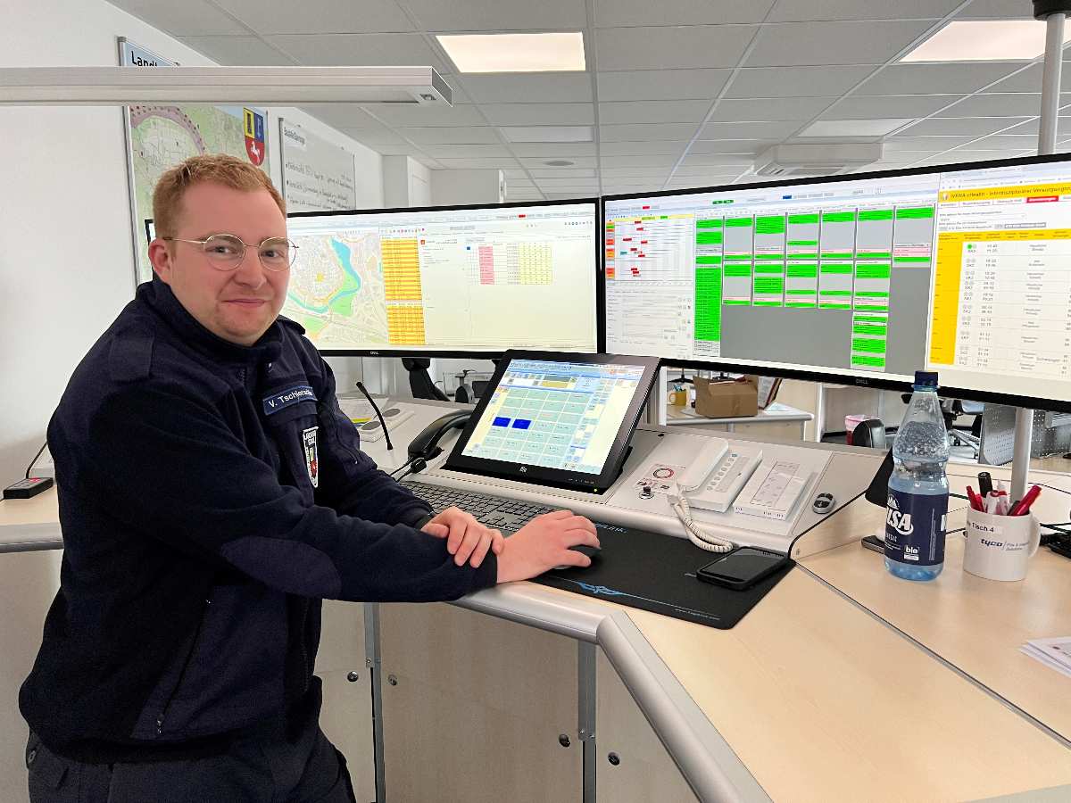 Mann an Computer mit Monitoren.