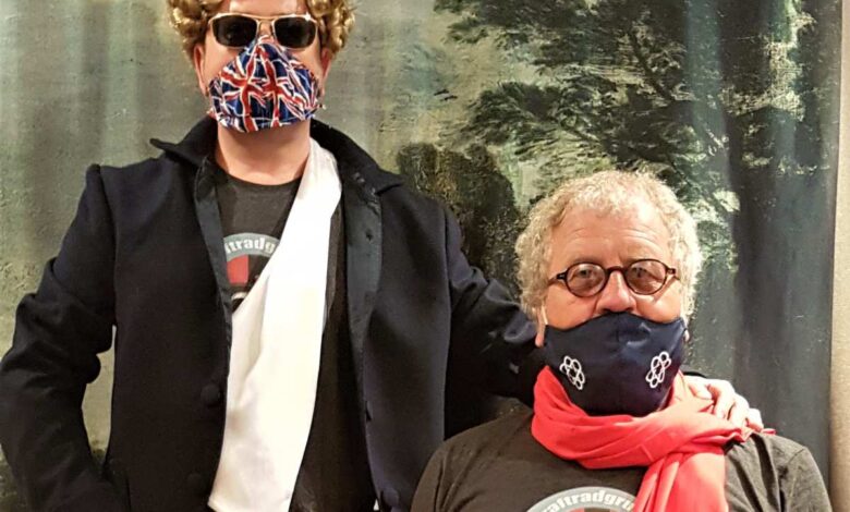 Zwei Personen in historischen Kostümen.