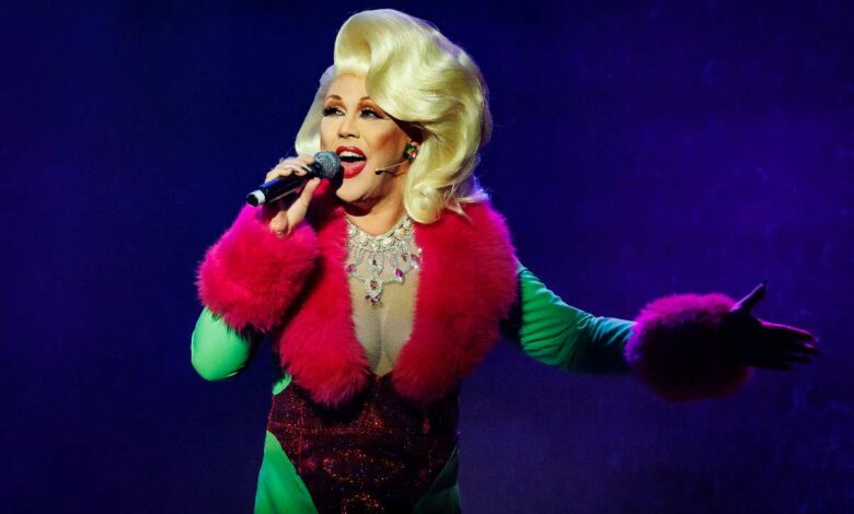 Bunte Kostüme und leidenschaftlicher Gesang.