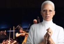 Künstlerin mit Orchester im Hintergrund