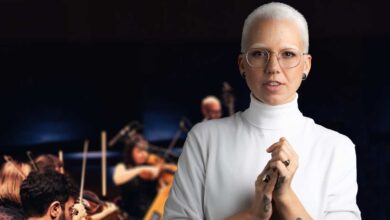 Künstlerin mit Orchester im Hintergrund