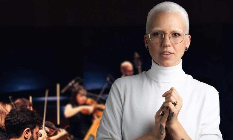 Künstlerin mit Orchester im Hintergrund