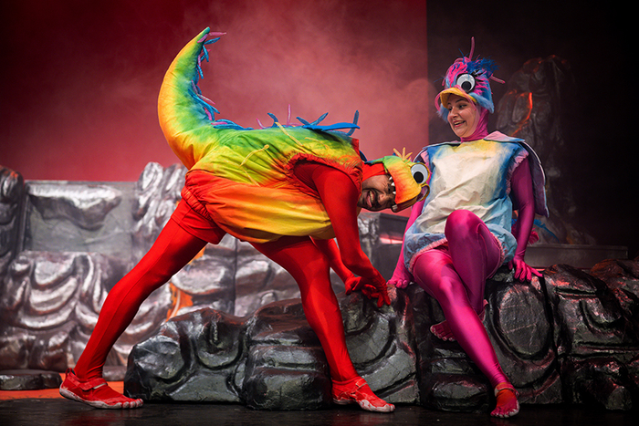 Bunte Kostüme auf der Bühne.