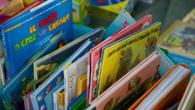 Bunte Kinderbücher auf einem Tisch