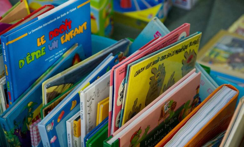 Bunte Kinderbücher auf einem Tisch