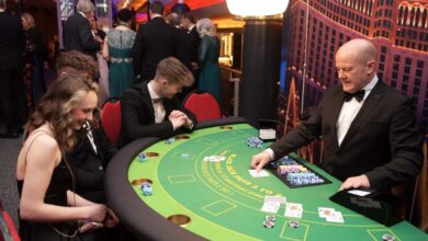 Gäste spielen Poker bei Veranstaltung.