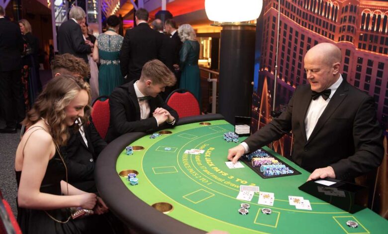 Gäste spielen Poker bei Veranstaltung.