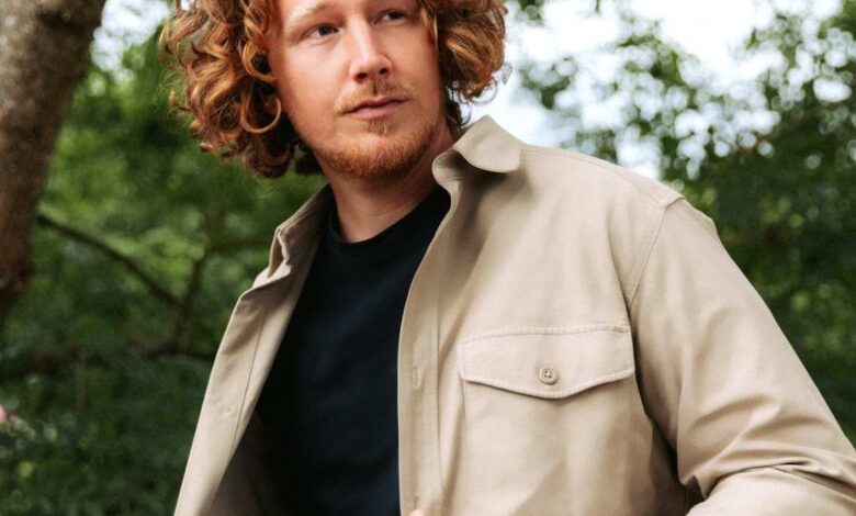 Mann mit lockigem Haar im Freien