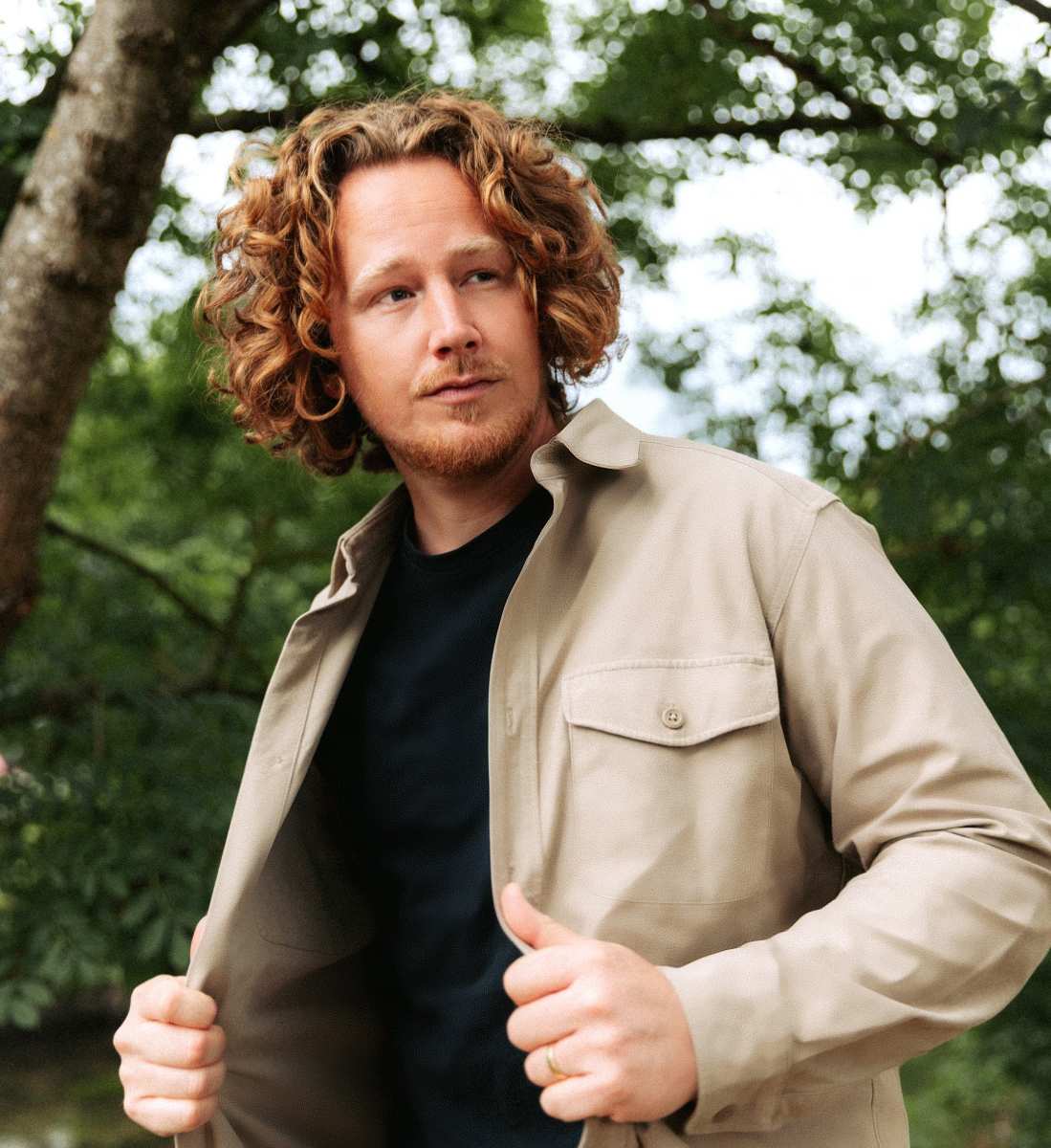 Mann mit lockigem Haar im Freien