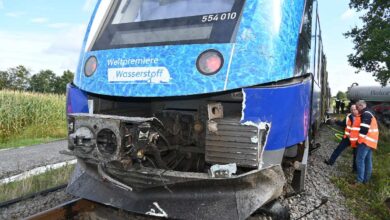 Zugunfall mit beschädigtem Frontbereich