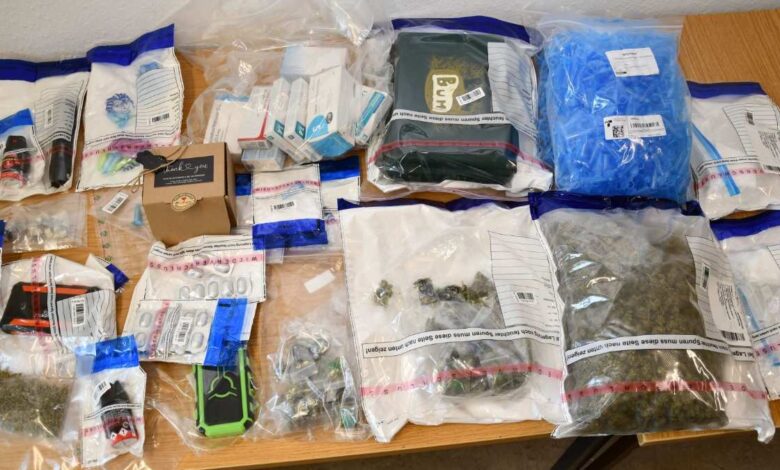 Drogen und Beweismittel auf Tisch