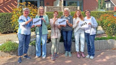 Sechs Frauen halten Schilder hoch.